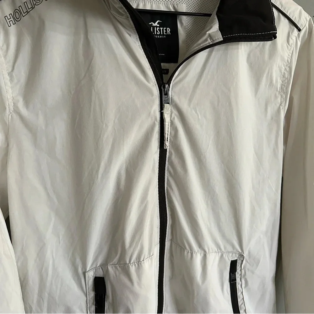Hollister White windbreaker zip up. Small‎